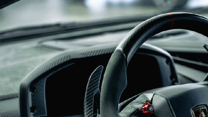 El Lamborghini Revuelto tiene un volante para alto rendimiento.