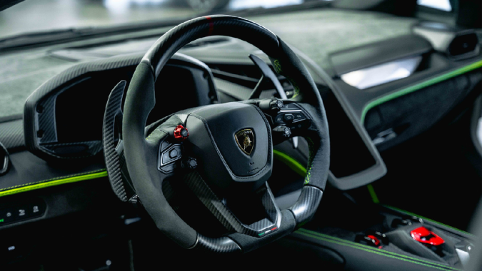 El Lamborghini Revuelto tiene un volante para alto rendimiento.
