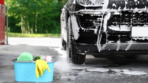Los productos para lavar el auto no deben rayar el auto.