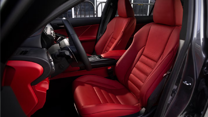 Lexus IS 500 2025 ofrece un interior cómodo y deportivo.