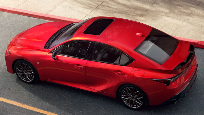 Lexus IS 500 2025 es uno de los pocos sedanes con motor V8 que quedan.