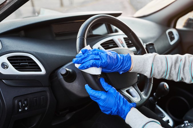 Los mejores limpiadores para interiores de auto protegen toda la superficie de agentes externos.