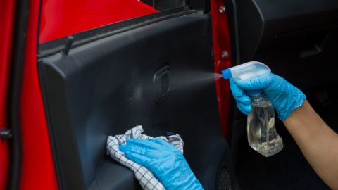 Existen una gran cantidad de productos de buena calidad para la limpieza del auto.
