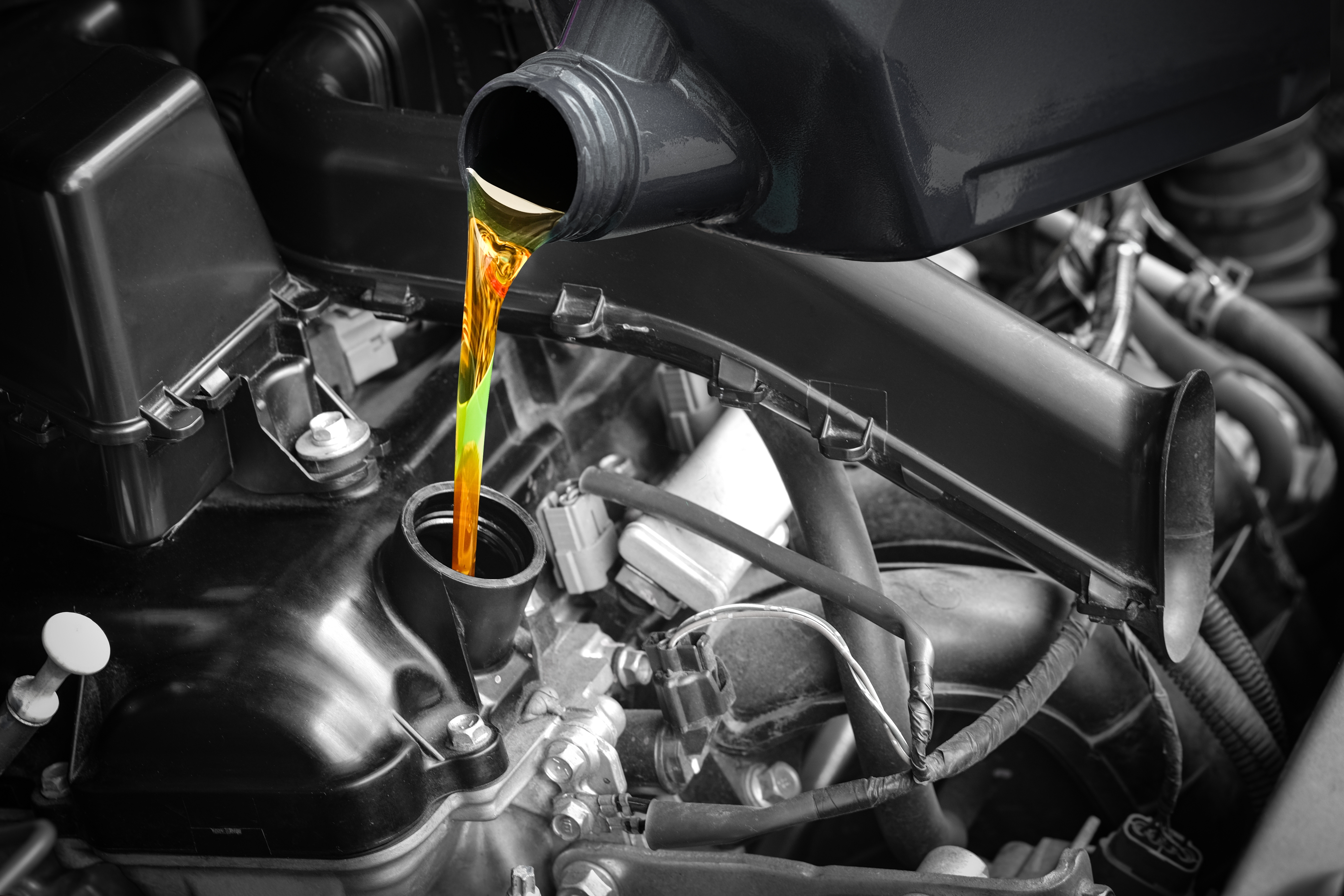 El auto necesita sus cambios de aceite de motor en los ciclos correspondientes.
