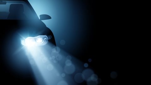 Mejora tu conducción nocturna con el uso correcto de las luces altas