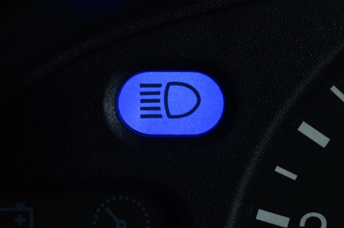 ¿Sabes cuándo usar las luces altas del auto? Descubre cómo