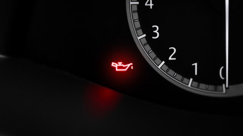 Luz del aceite del motor parpadeando por mal funcionamiento