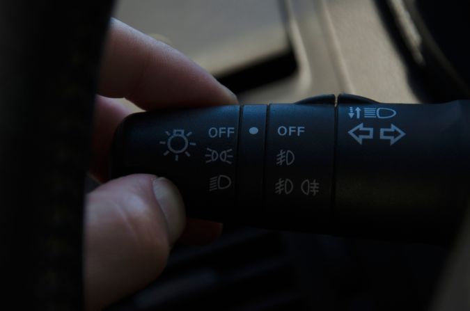 Aprende a usar las luces altas del auto como experto.