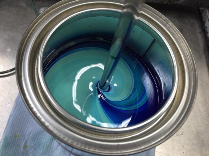 Las buenas marcas de pintura para autos ofrecen diferentes productos para este segmento.