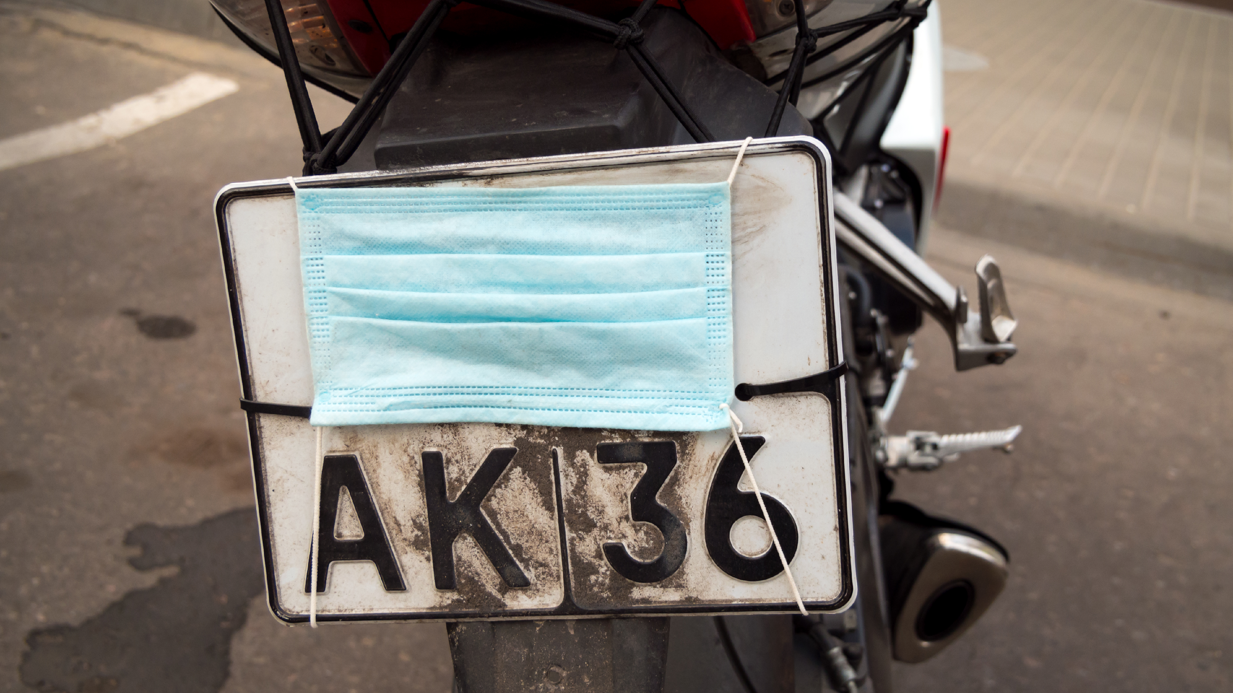 qué pasa si ocultas la placa del vehículo
