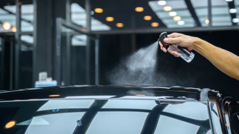 Los recubrimientos cerámicos son un gran aliado para proteger la pintura del auto.