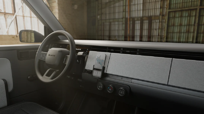 El interior de Slate tiene diferentes accesorios.