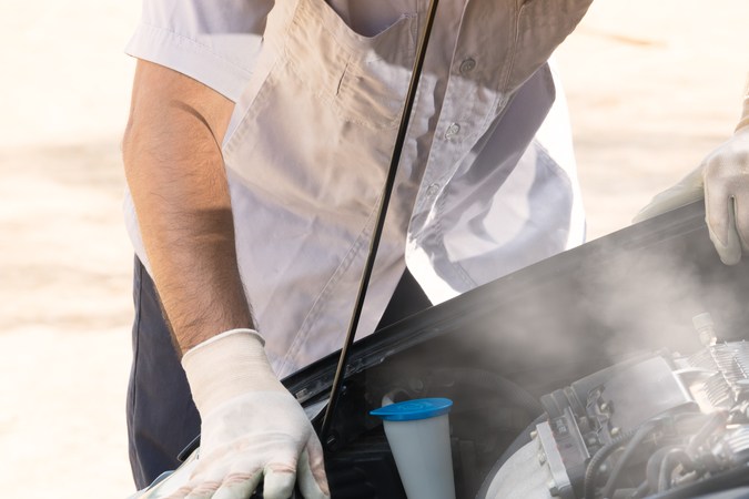 Motor de auto sobrecalentado y fallando