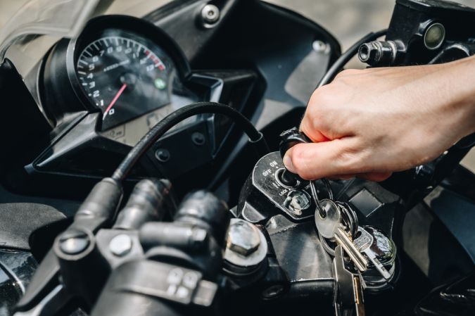 Evita problemas: apaga el switch de la moto para proteger la batería
