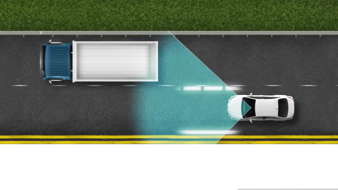 Toyota Safety Sense 3.0 ayuda a posicionar el auto en un carril.