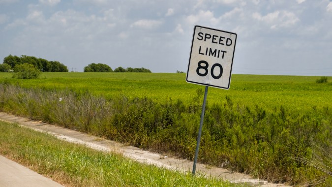 Las 80 mph es uno de los límites de velocidad que se están aprobando en EE. UU.