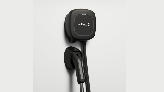 El cargador de pared para autos eléctricos Wallbox tiene un diseño moderno y funcional.
