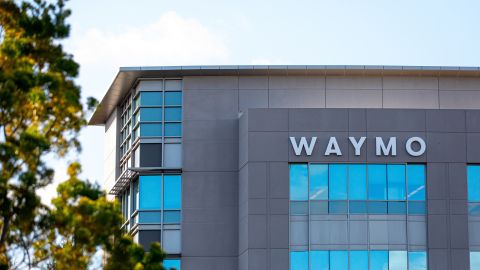 Waymo busca fortalecer su presencia en el mercado de vehículos autónomos.