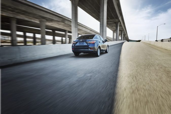 Híbridos y gasolina: top autos económicos 2025.