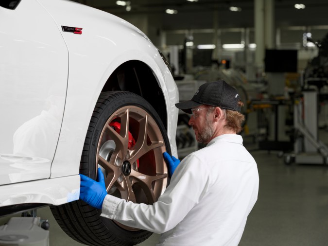 Fallo en frenos lleva a Honda a retirar 259,000 autos en Estados Unidos.
