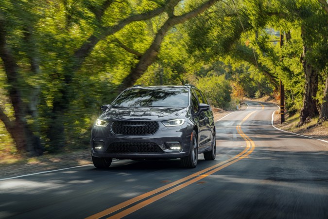 Seguridad vial: Stellantis inspecciona 250,000 autos por airbags defectuosos.