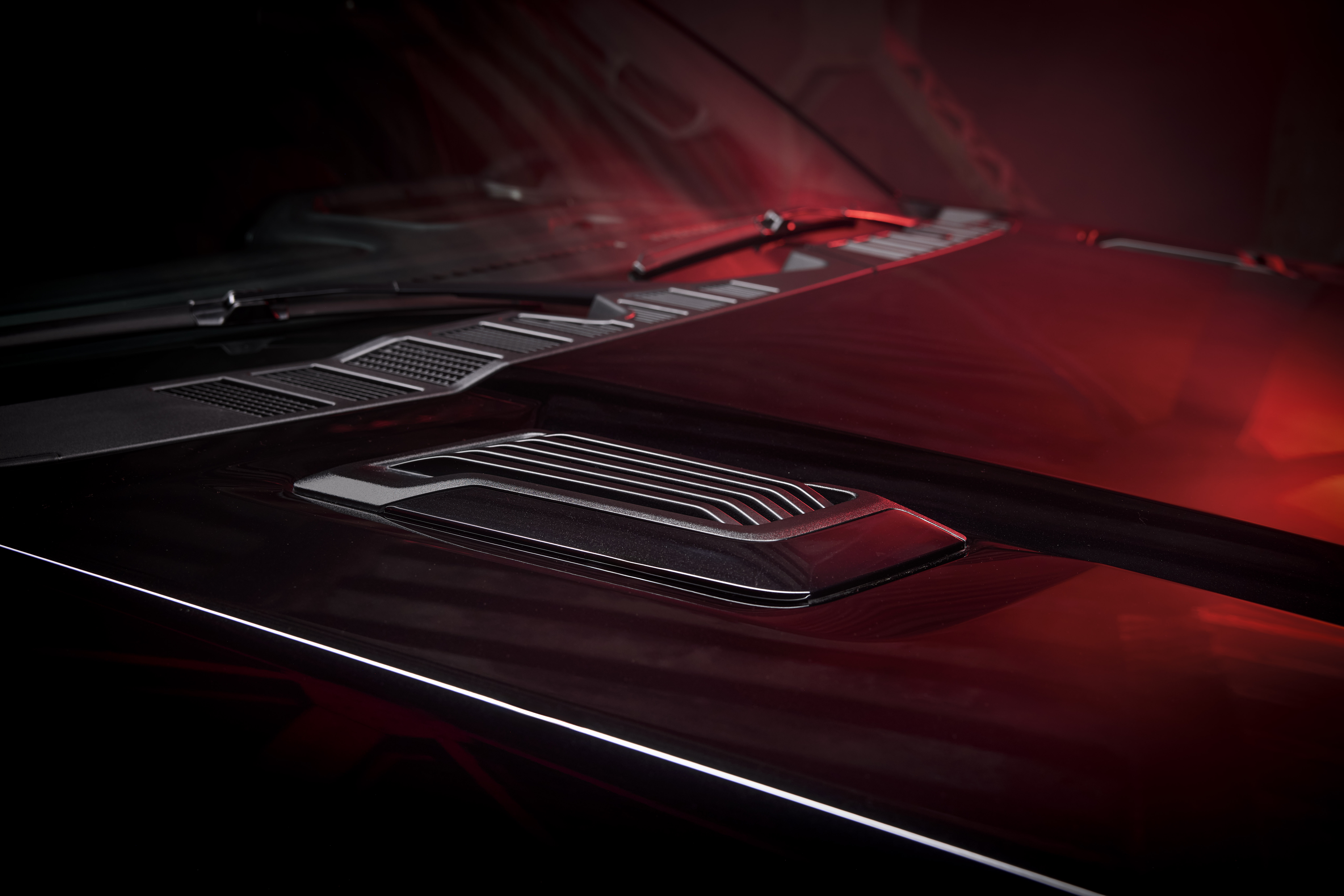 Ford F-150 Lobo 2025 tiene elementos exclusivos como tomas de aire en el capó.
