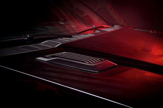 Ford F-150 Lobo 2025 tiene elementos exclusivos como tomas de aire en el capó.