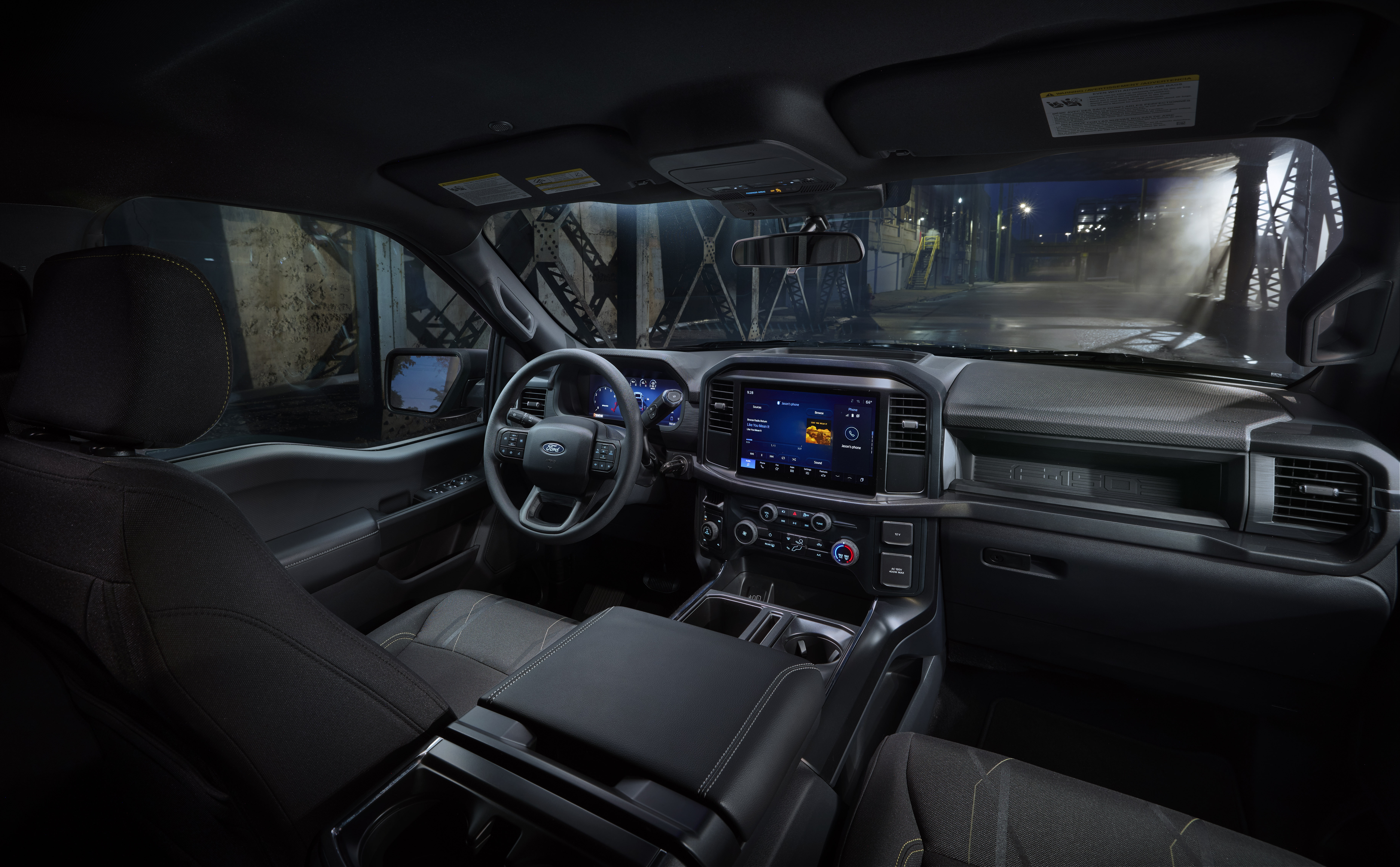 Ford F-150 Lobo 2025 tiene un interior cómodo y amplio.