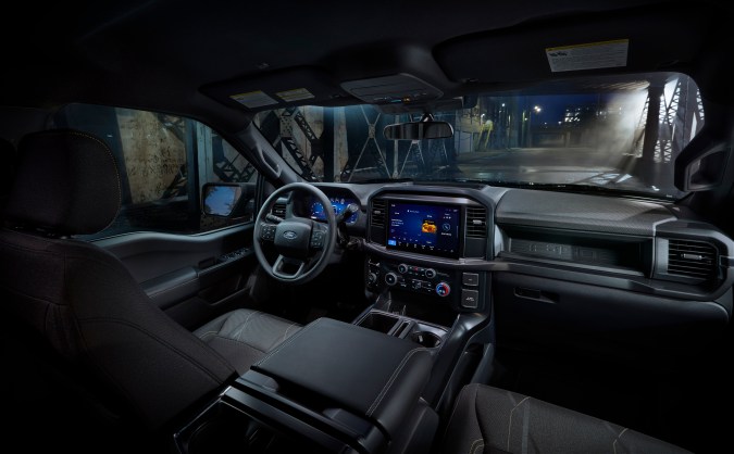 Ford F-150 Lobo 2025 tiene un interior cómodo y amplio.