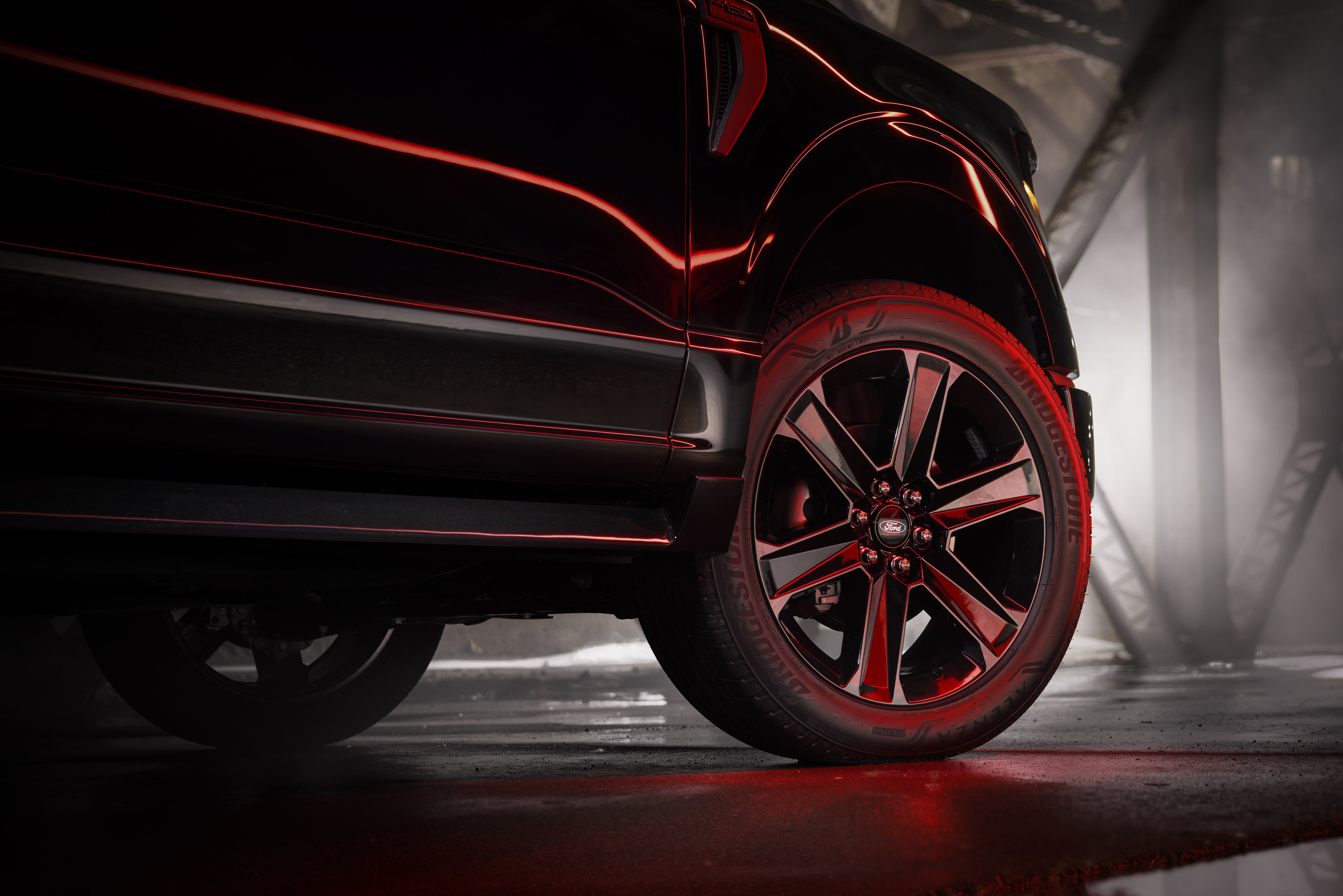 Ford F-150 Lobo 2025 llega con rines exclusivos 22 pulgadas.