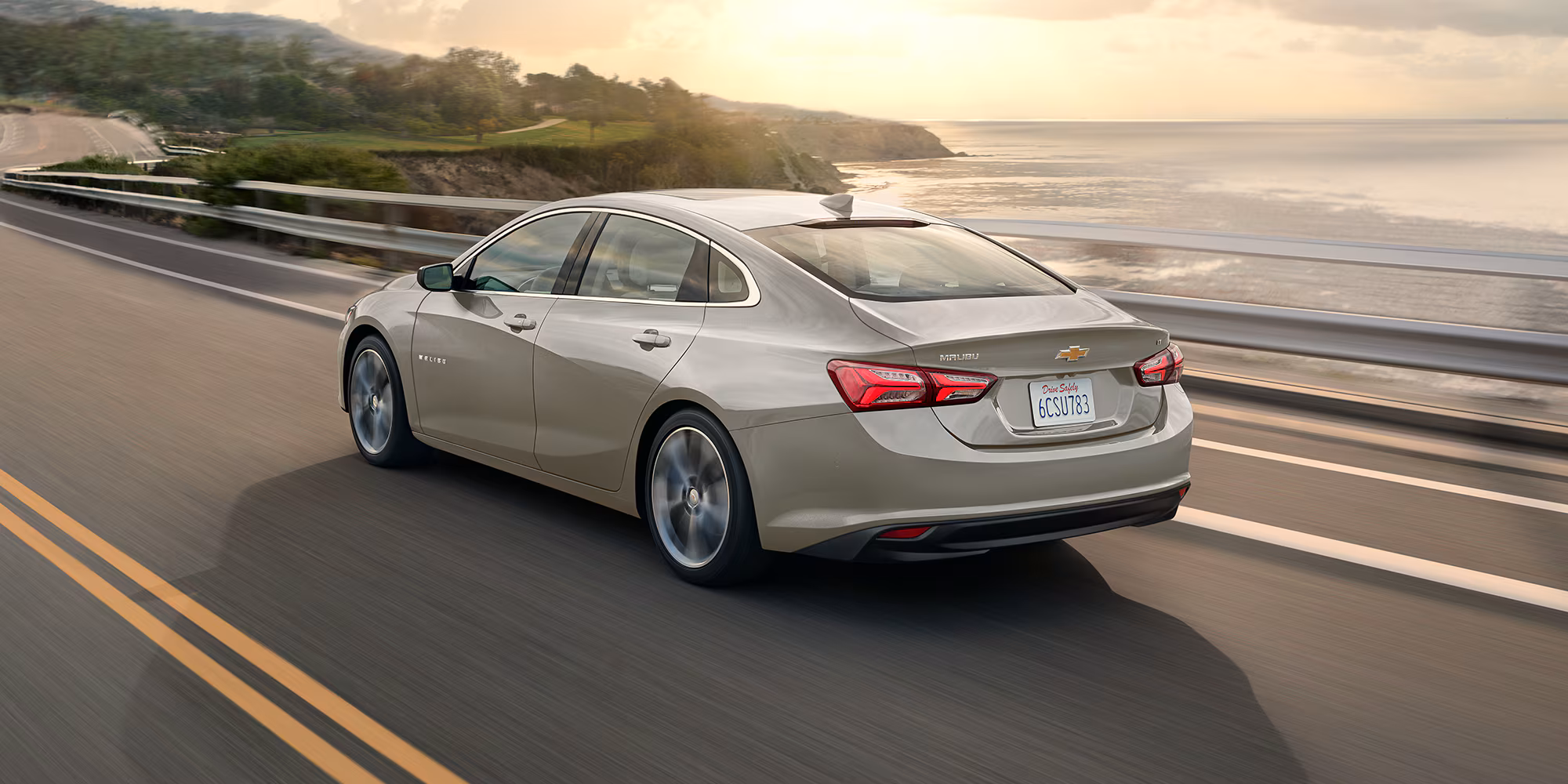 Chevrolet Malibu: Sedán familiar económico con gran espacio interior.