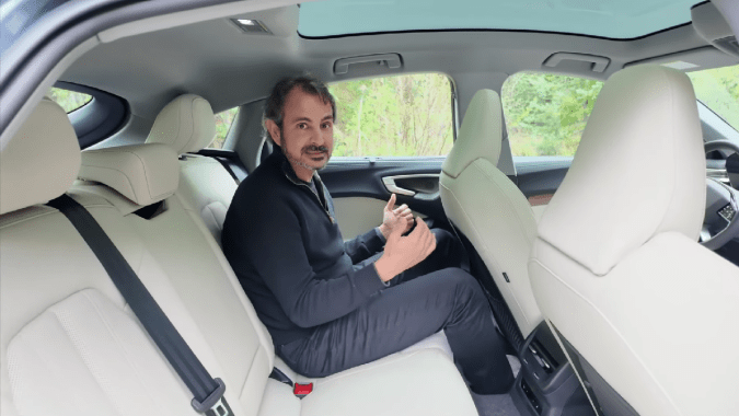 Audi A5 2025 tiene buen espacio en el asiento trasero.