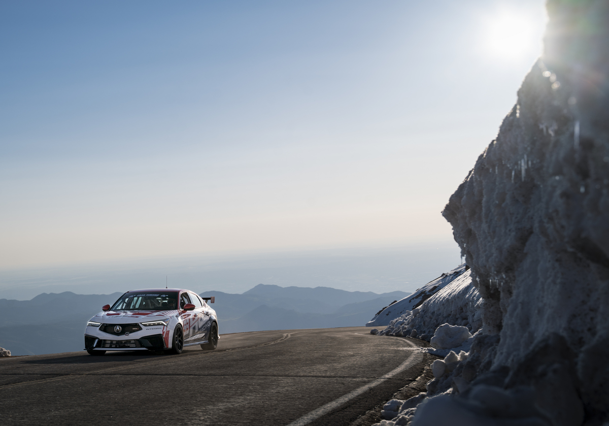 Acura HRC Integra Type S DE5 está modificado con un paquete aerodinámico.