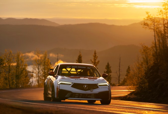 Acura HRC Integra Type S DE5 tiene una potencia de 360 caballos de fuerza.