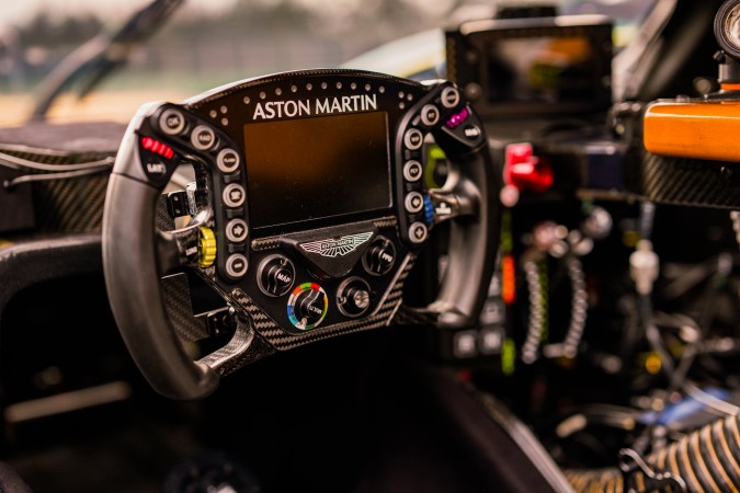 Aston Martin Valkyrie LM tiene en su interior todas las características de la versión de competición.