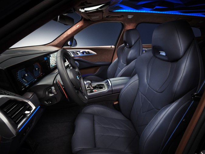 BMW XM 2026 tiene nuevas opciones de tapicería.