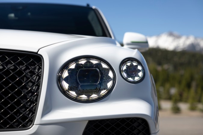 Bentley Bentayga Speed 2026 incorpora nuevo diseño de faros.