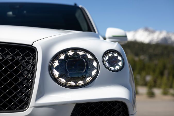 Bentley Bentayga Speed 2026 incorpora nuevo diseño de faros.