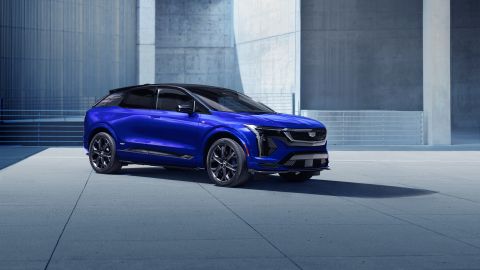 Cadillac OPTIQ-V 2026 tiene una estética más deportiva que el modelo base.