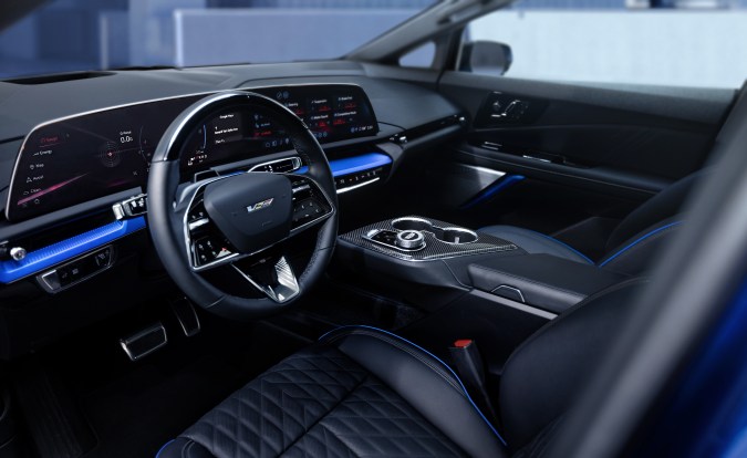 Cadillac OPTIQ-V 2026 tiene un interior lujoso.
