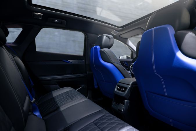 Cadillac OPTIQ-V 2026 tiene un interior tapizado de tela con diseño exclusivo.