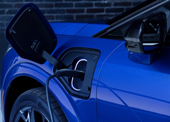 Cadillac OPTIQ-V 2026 tiene puerto de carga NACS.