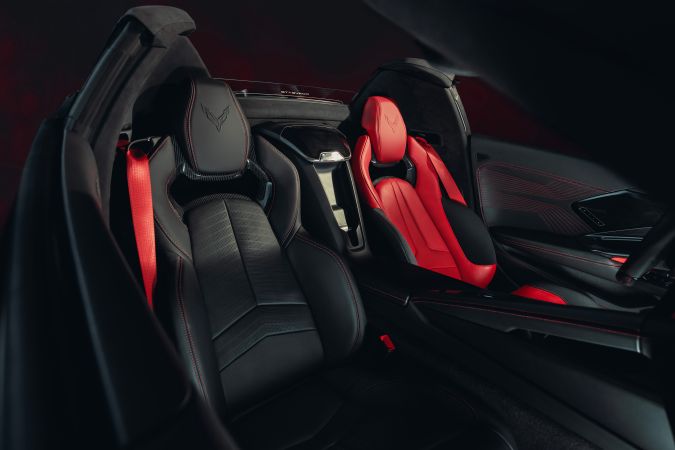 Chevrolet Corvette ZR1X tiene un interior premium con piel en los asientos.