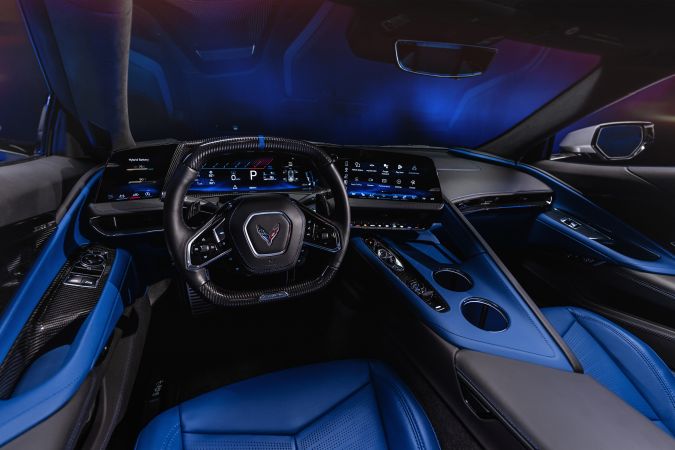 Chevrolet Corvette ZR1X tiene un interior centrado en la conducción.