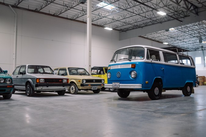 VW restaurará combi T2 sobreviviente de incendios en California