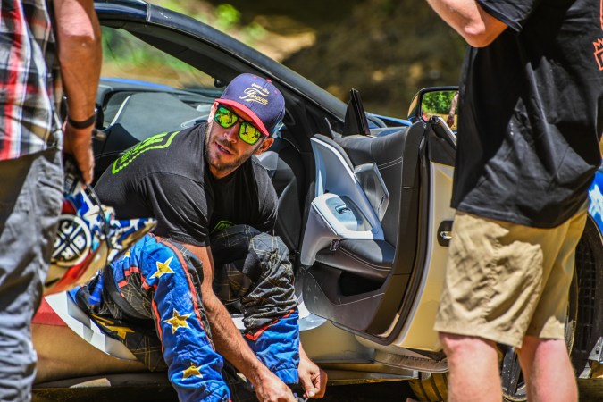 Chevrolet Corvette Stingray desafía la gravedad en un truco viral.