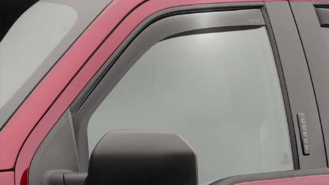 Deflectores de ventanas laterales para vehículos de WeatherTech repelen el agua de las ventanas.