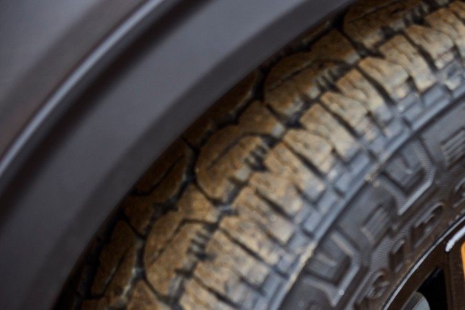 Ford Explorer Tremor 2026 tiene neumáticos todoterreno.