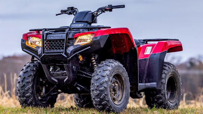 Honda FourTrax Rancher 2025 puede remolcar varias libras.