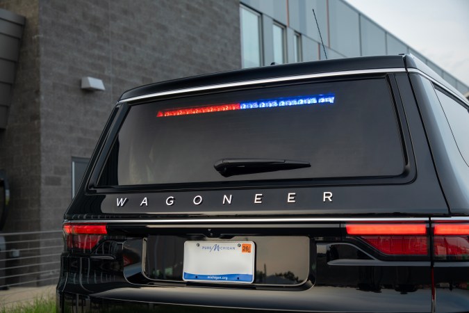 Jeep Wagoneer (COV) Command Operations Vehicle tiene equipamiento policial.